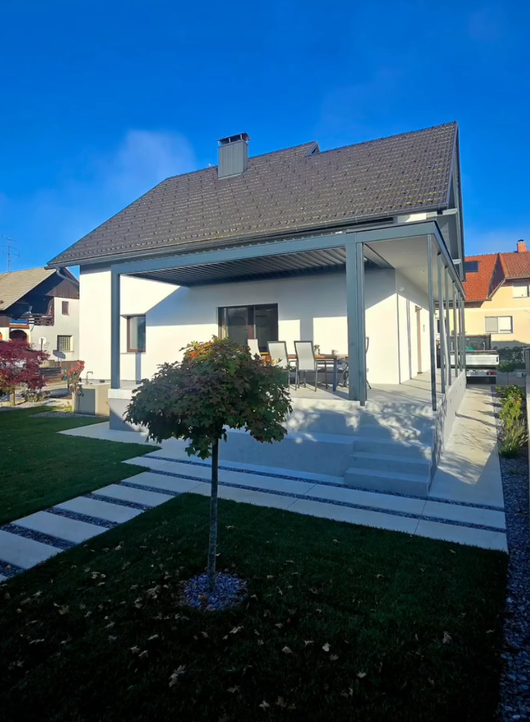 Bela fasada stanovanjske hiše s teraso